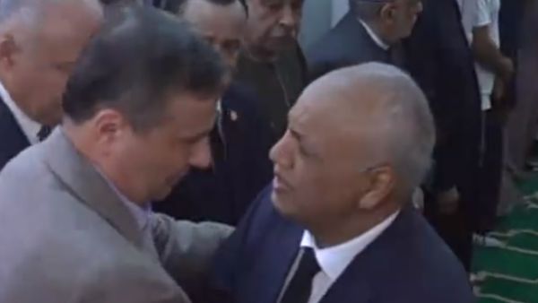 مصطفى بكري يسقط مغشيا عليه خلال جنازه شقيقه محمود بكري