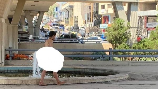 (صورة) شاب يتجول عاريا وسط عمّان ويثير موجة من الغضب