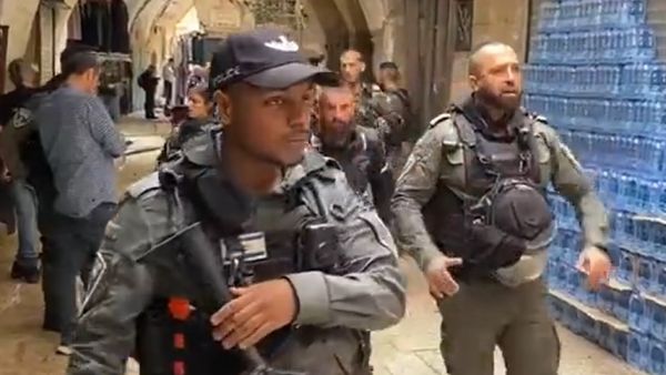 إصابة جنديين إسرائيليين في عملية طعن بالقدس واستشهاد المنفذ