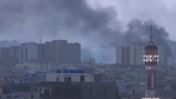 انفجارات تهز الخرطوم والمبعوث الأممي يصلها في مسعى لحل الأزمة