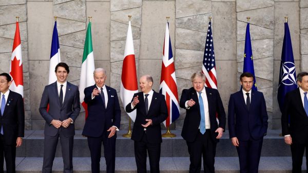 قادة مجموعة السبع يخططون لجولة على الخيل عراة الصدور مثل بوتين (فيديو)