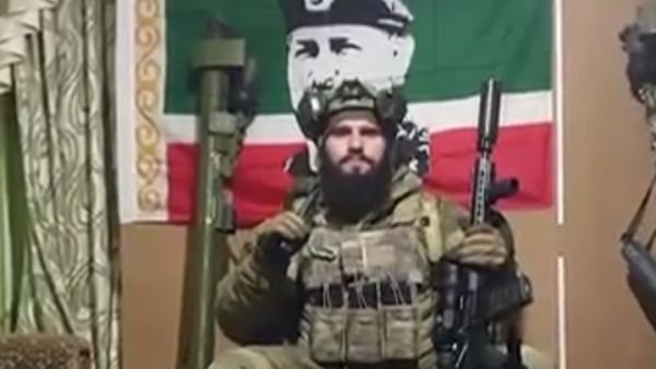 القوات الشيشانية تحتل "اكبر" قاعدة عسكرية في أوكرانيا (فيديو)