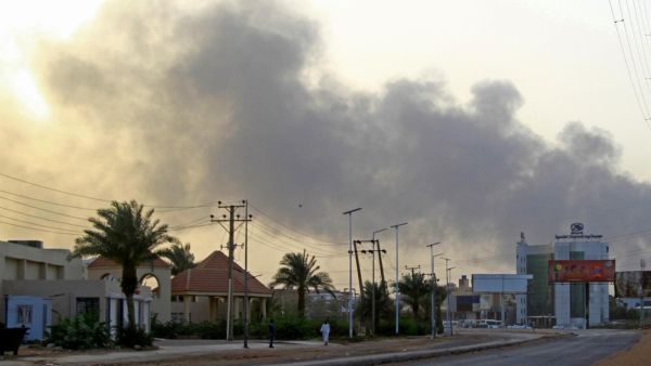 تواصل المعارك بالسودان ورؤساء افارقة الى الخرطوم لمصالحة البرهان وحميدتي