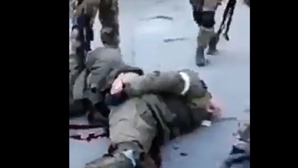 جنود اوكرانيون يطلقون النار على الاسرى الروس ويعذبونهم بوحشية