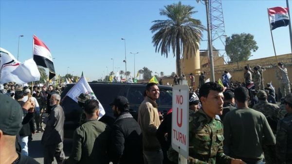 محتجون يغلقون حقلا للنفط جنوبي العراق