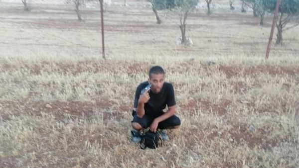 قاتل إيمان ارشيد وهو يصوب مسدسا الى رأسه أثناء محاصرته من قبل الشرطة