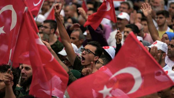 الالاف يتظاهرون في تركيا للمطالبة بحظر انشطة المثليين جنسيا