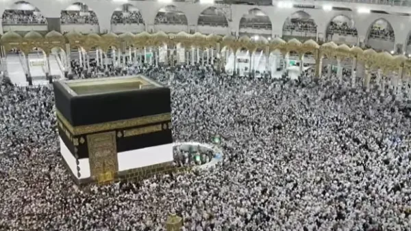 السعودية تسمح للمرأة بالحج بلا محرم ولكن "ضمن عصبة"