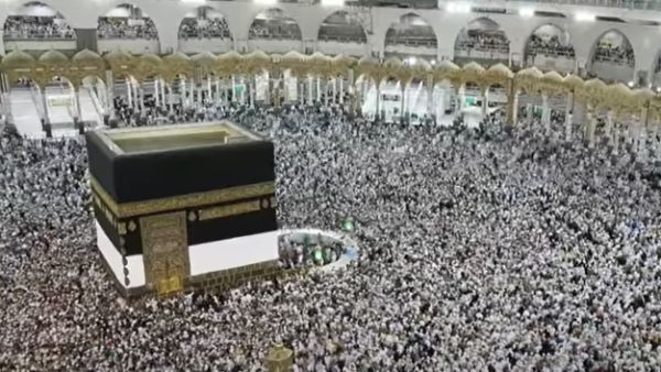 السعودية تسمح للمرأة بالحج بلا محرم ولكن "ضمن عصبة"