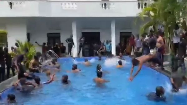 سريلانكا.. متظاهرون يلهون في غرفة نوم ومسبح رئيسهم الهارب (فيديوهات)