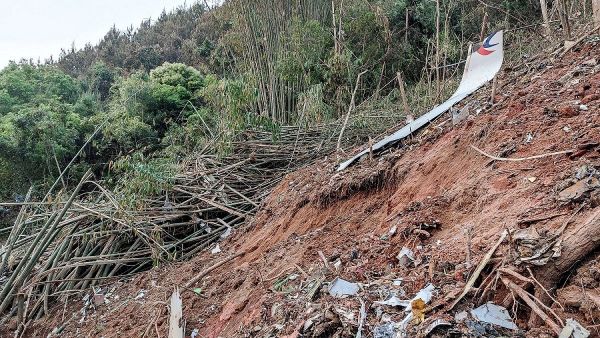 اين اختفت جثث ركاب الطائرة الصينية المنكوبة؟