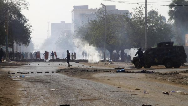 مقتل محتج في تظاهرة مناهضة للسلطة العسكرية في السودان