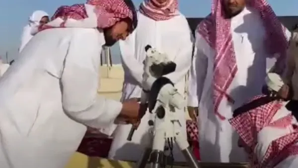 الهلال وُلد في سماء السعودية ورؤيته ممكنة من تمير وسدير