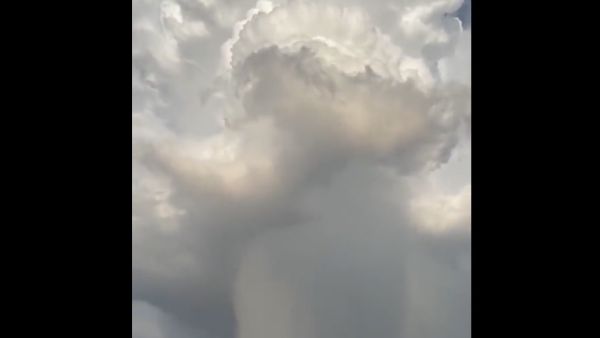 السعودية تفجر سحابة أمطار عملاقة فوق جبل أحد