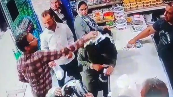 اعتقال ايرانيتين بعد اعتداء رجل عليهما لعدم ارتدائهما الحجاب (فيديو)