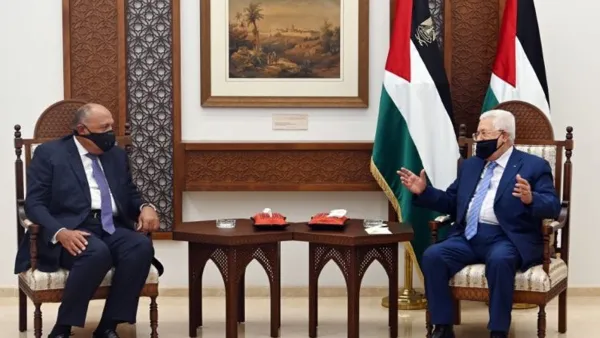 الرئيس الفلسطيني محمود عباس مستقبلا وزير الخارجية المصري سامح شكري في رام الله