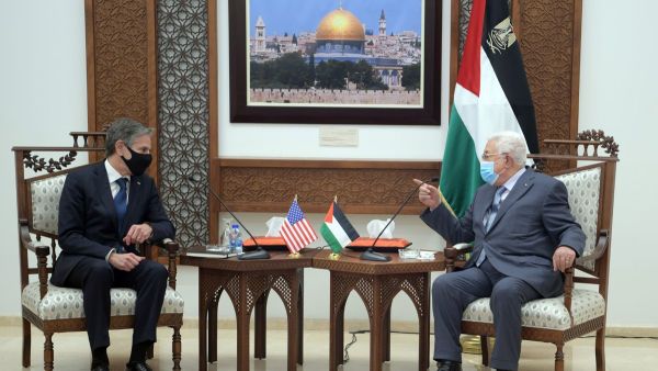 الرئيس الفلسطيني محمود عباس (يمين)ى مستقبلا وزير الخارجية الأمريكي أنتوني بلينكين في رام الله