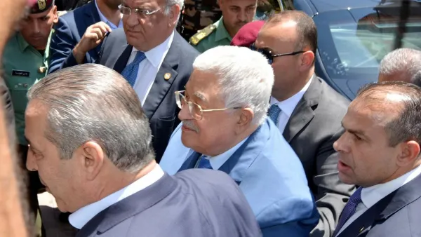 زيارة نادرة لعباس الى مخيم للاجئين في الضفة