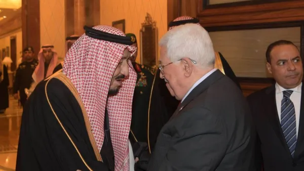 ارشيفية/ الرئيس الفلسطيني محمود عباس (يمين) مصافحا العاهل السعودي الملك سلمان بن عبد العزيز