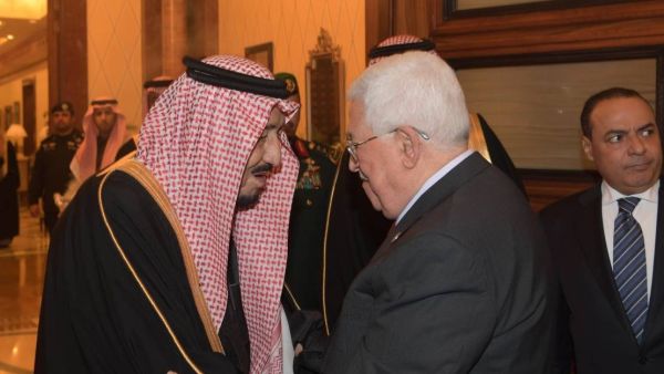 ارشيفية/ الرئيس الفلسطيني محمود عباس (يمين) مصافحا العاهل السعودي الملك سلمان بن عبد العزيز