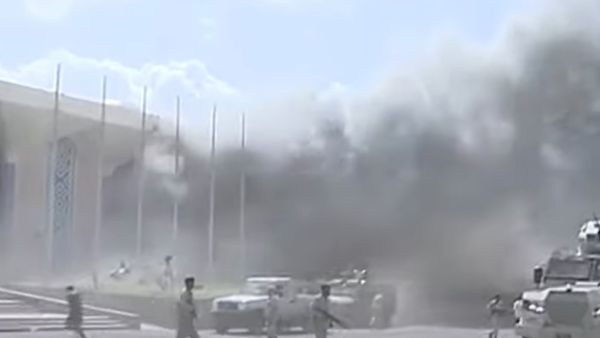 انفجارات تهز مطار عدن بالتزامن مع وصول أعضاء الحكومة الجديدة