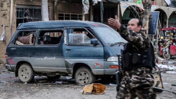 عنصر أمن أفغاني في موقع التفجير في باميان