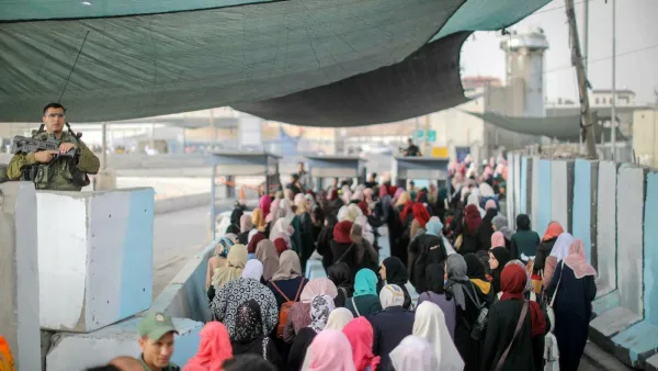 فلسطينيات يعبرن الحواجز الاسرائيلية للوصول الى المسحد الاقصى من اجل اداء صلاة الجمعة