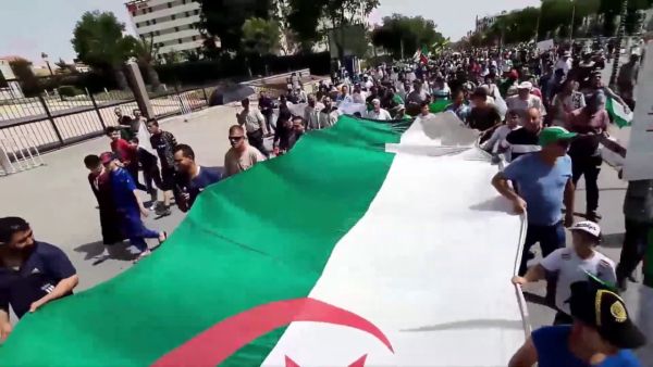 ترفض حركة الاحتجاج أن يتولى "النظام" القائم تنظيم الانتخابات الرئاسية
