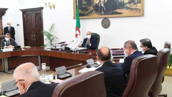 استقالة الحكومة الجزائرية