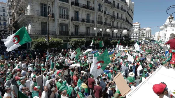يشارك الجزائريون في الاحتجاج للجمعة السادسة عشرة على التوالي