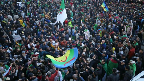 هتف أكثر من 50 ألف محتج "دولة مدنية" وليس عسكرية و"العصابة يجب أن ترحل" أثناء التلويح بالعلم الجزائري.