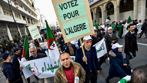 تظاهرة في العاصمة الجزائرية تأييدا لانتخابات الرئاسة