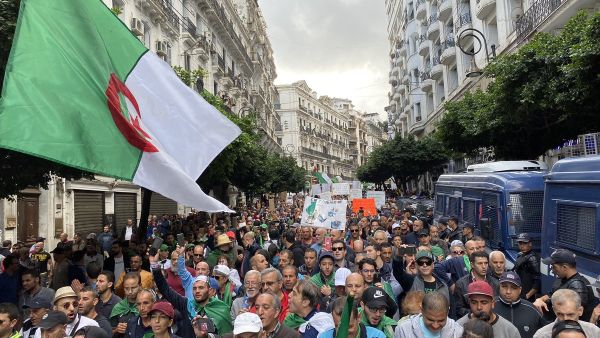 امتلأت شوارع العاصمة الجزائرية بالمحتجين في الجمعة السادسة والثلاثين من التظاهرات