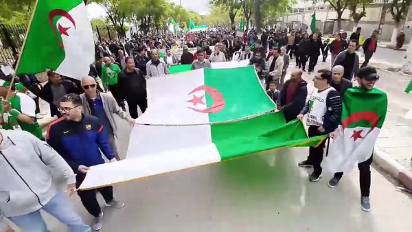 ردّد الطلاب المتظاهرون شعار”كليتو لبلاد يالسراقين”