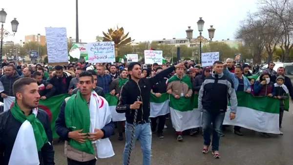 ما زال المحتجون يطالبون برحيل "النظام" الحاكم بكل رموزه ويرفضون أن يتولى رجال رئيس الدولة السابق، إدارة المرحلة الانتقالية 