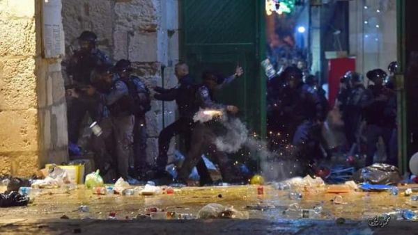 القوات الإسرائيلية تقتحم باحات الأقصى وتهاجم المصلين بقنابل الصوت والغاز