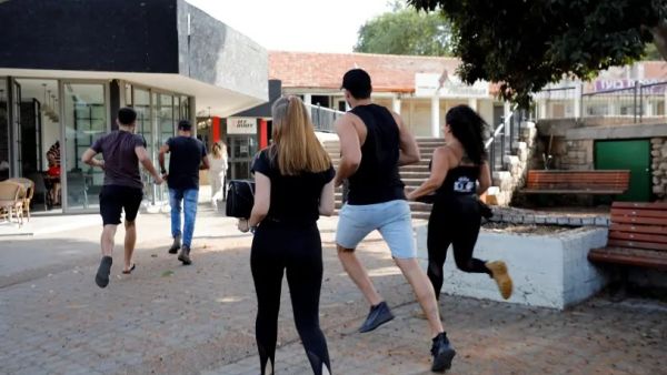 اسرائيليون في مدينة عسقلان يفرون الى الملاجئ بعدما دوت صفارات الانذار من صواريخ قادمة من غزة