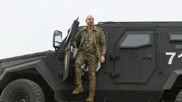 رئيس أذربيجان يتجول بسيارته المصفحة في قره باغ