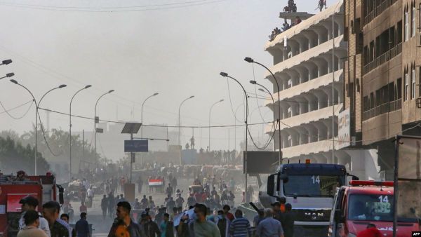 المتظاهرون يعودون الى جسر السنك الحيوي ببغداد