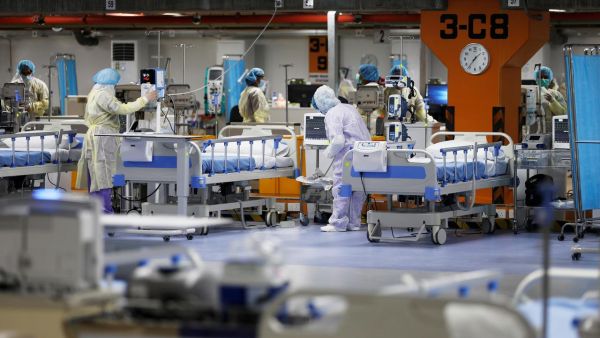 البحرين تحول ساحة اصطفاف سيارات الى وحدة لعلاج كورونا