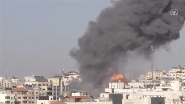 الطيران الإسرائيلي يدمر بنك الإنتاج الوطني في غزة