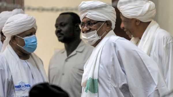 نقل عمر البشير من السجن إلى المستشفى لإجراء فحوصات عاجلة