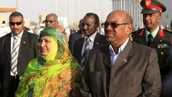 التحقيق مع زوجة البشير في قضايا فساد