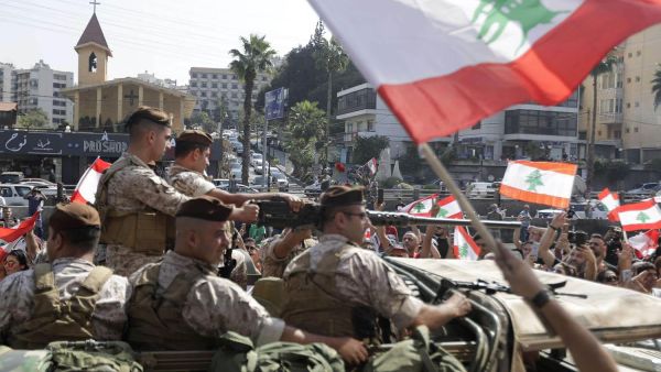 الجيش اللبناني بين المتظاهرين