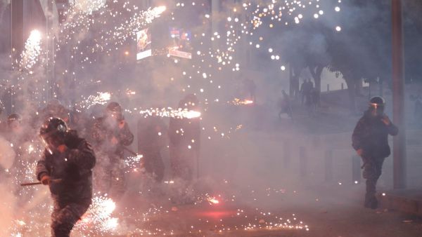 مواجهات عنيفة بين قوى الامن والمتظاهرين في بيروت