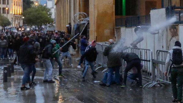 مواجهات في بيروت بين قوات الأمن ومحتجين رافضين لحكومة دياب 