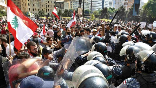 مظاهرات في لبنان احتجاجا على الفساد وتدهور الأوضاع الاقتصادية
