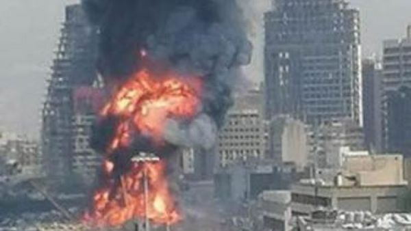 حريق يطلق عمود دخان ضخما في منطقة مرفأ بيروت