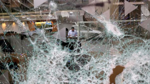 ينقم المتظاهرون على المصارف التي فرضت في الأشهر الثلاثة الأخيرة قيوداً مشددة على عمليات السحب، خصوصاً الدولار.