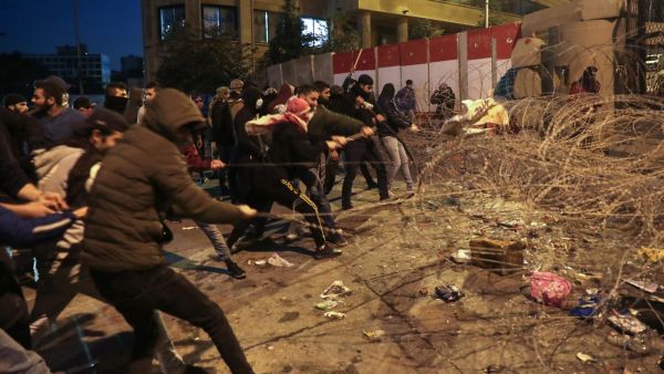 مواجهات عنيفة بين المحتجين وقوات الأمن وسط بيروت